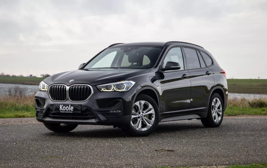 BMW X1 xDrive25e Executive CAMERA / CARPLAY / HEAD UP DISPLAY / LEDER / LED / CRUISE CONTROLE / STOELVERWARMING