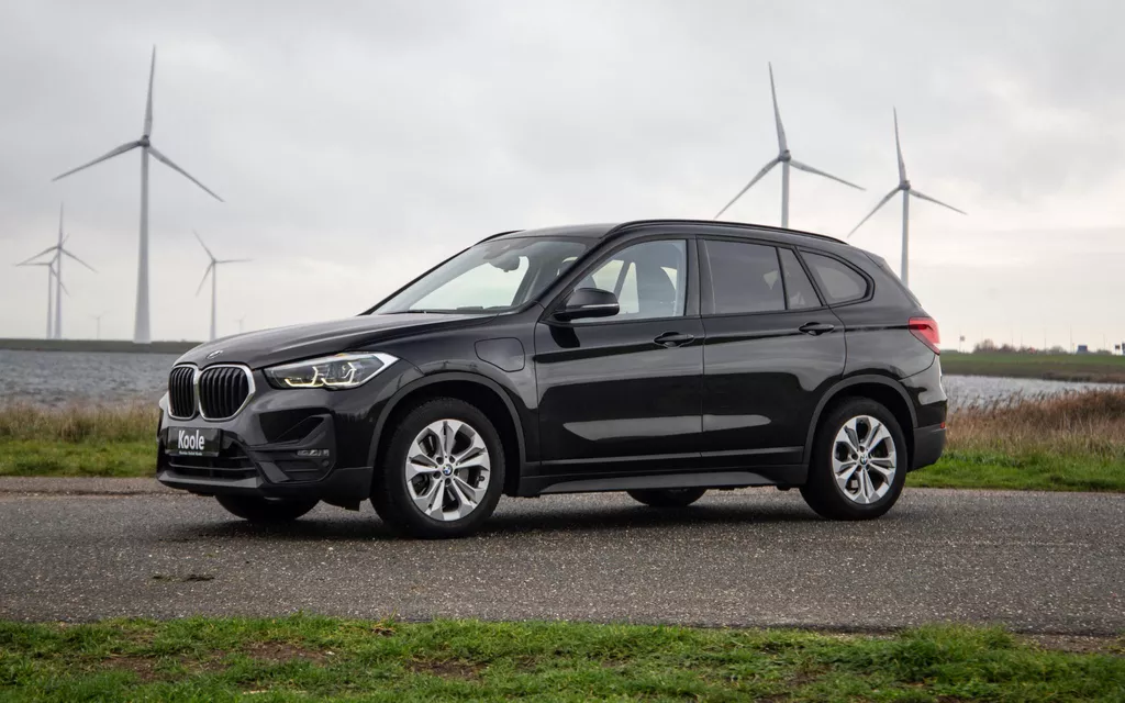 BMW X1 xDrive25e Executive CAMERA / CARPLAY / HEAD UP DISPLAY / LEDER / LED / CRUISE CONTROLE / STOELVERWARMING