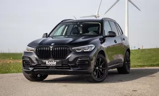BMW X5 xDrive45e CARPLAY / CAMERA / DEALER ONDERHOUDEN /  LEER / STOELVERWARMING / BLACK ON BLACK
