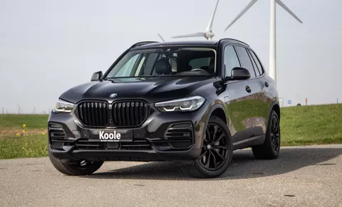 BMW X5 xDrive45e CARPLAY / CAMERA / DEALER ONDERHOUDEN /  LEER / STOELVERWARMING / BLACK ON BLACK
