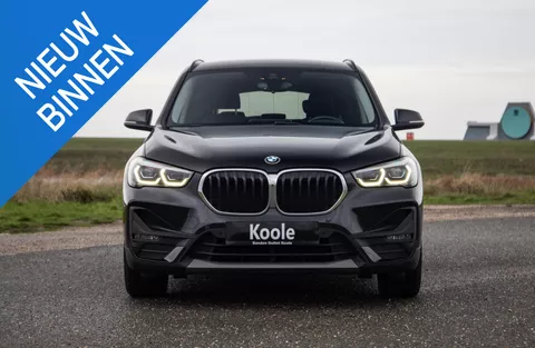 BMW X1 xDrive25e Executive X CAMERA / CARPLAY / HEAD UP DISPLAY / LEDER / LED / CRUISE CONTROLE / STOELVERWARMING