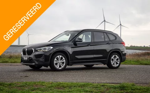 BMW X1 xDrive25e Executive X CAMERA / CARPLAY / HEAD UP DISPLAY / LEDER / LED / CRUISE CONTROLE / STOELVERWARMING
