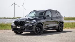 BMW X5 xDrive45e Executive CARPLAY / CAMERA / DEALER ONDERHOUDEN / LEER / STOELVERWARMING / BLACK ON BLACK