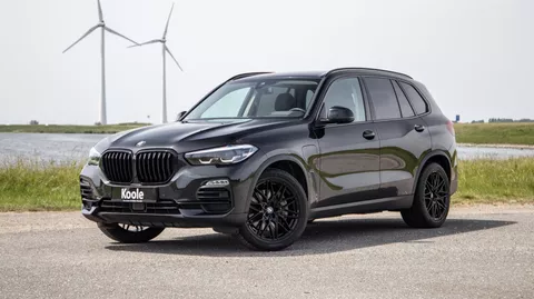 BMW X5 xDrive45e Executive CARPLAY / CAMERA / DEALER ONDERHOUDEN / LEER / STOELVERWARMING / BLACK ON BLACK