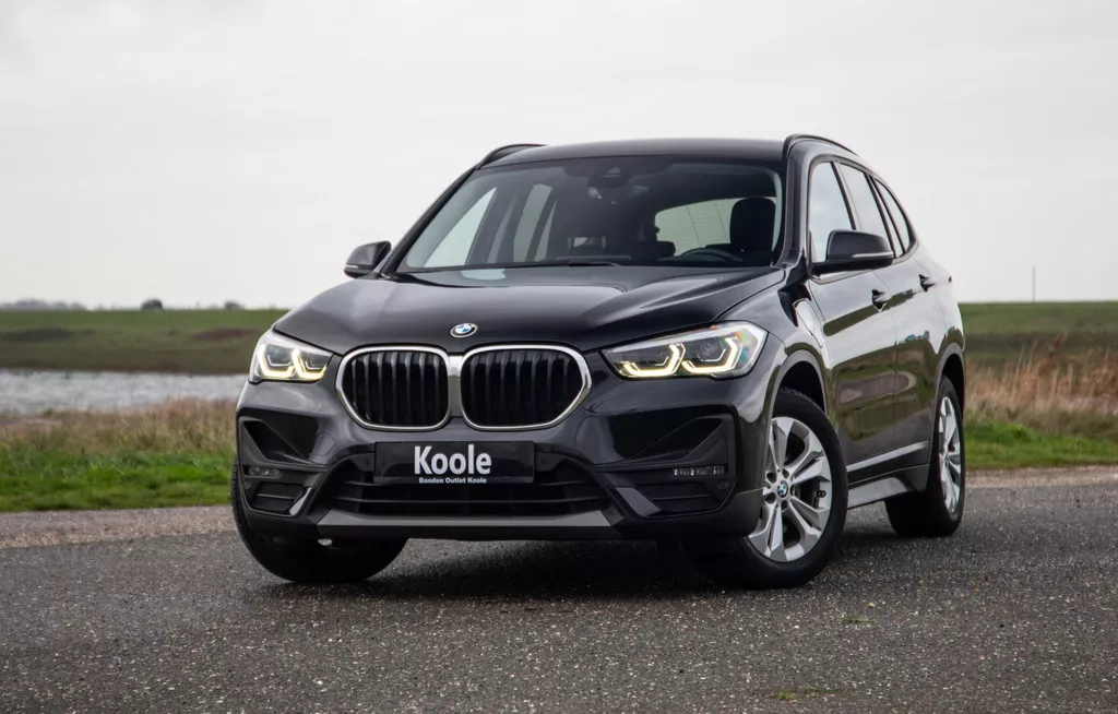 BMW X1 xDrive25e Executive X CAMERA / CARPLAY / HEAD UP DISPLAY / LEDER / LED / CRUISE CONTROLE / STOELVERWARMING
