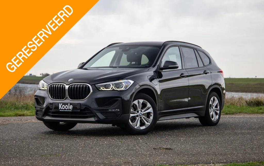 BMW X1 xDrive25e Executive CAMERA / CARPLAY / HEAD UP DISPLAY / LEDER / LED / CRUISE CONTROLE / STOELVERWARMING