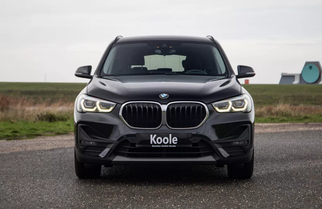 BMW X1 xDrive25e Executive CAMERA / CARPLAY / HEAD UP DISPLAY / LEDER / LED / CRUISE CONTROLE / STOELVERWARMING