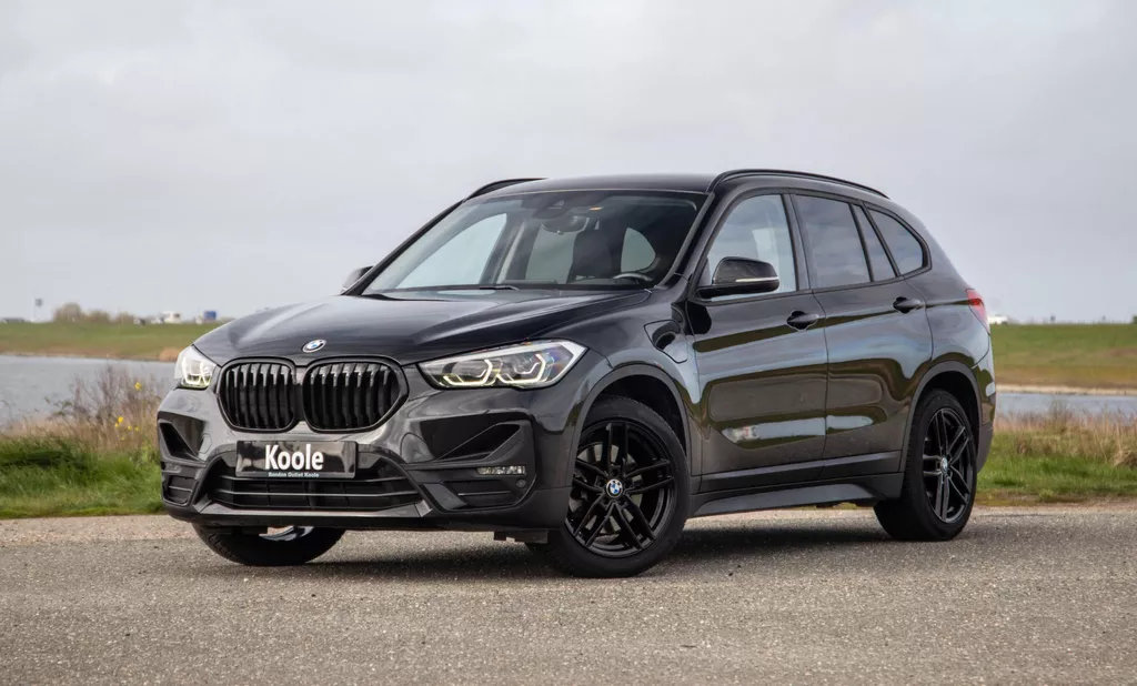 BMW X1 xDrive25e Executive BLACK LINE / CAMERA / CARPLAY / HEAD UP DISPLAY / LEDER / LED / CRUISE CONTROLE / STOELVERWARMING
